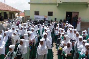 Schülerinnen der Abubakar Siddick Preparatory School in Ghana warten gespannt auf die Hygiene-Set-Verteilung.