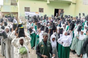 Schülerinnen in Ghana halten ihre Hygiene-Sets stolz in die Höhe – ermöglicht durch Spenden an Hamd Evi Haus der Dankbarkeit e.V.