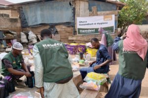 Das Hamd Evi-Team packt Hygieneartikel für Mädchen in Ghana, um Menstruationshygiene und Bildung zu fördern.